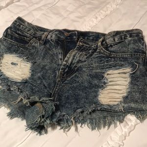Distressed jean shorts with pockets acid wash